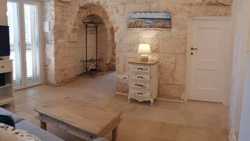 Fernseher, Kamin, Stereoanlage