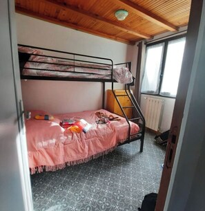 3 bedrooms, iron/ironing board, bed sheets