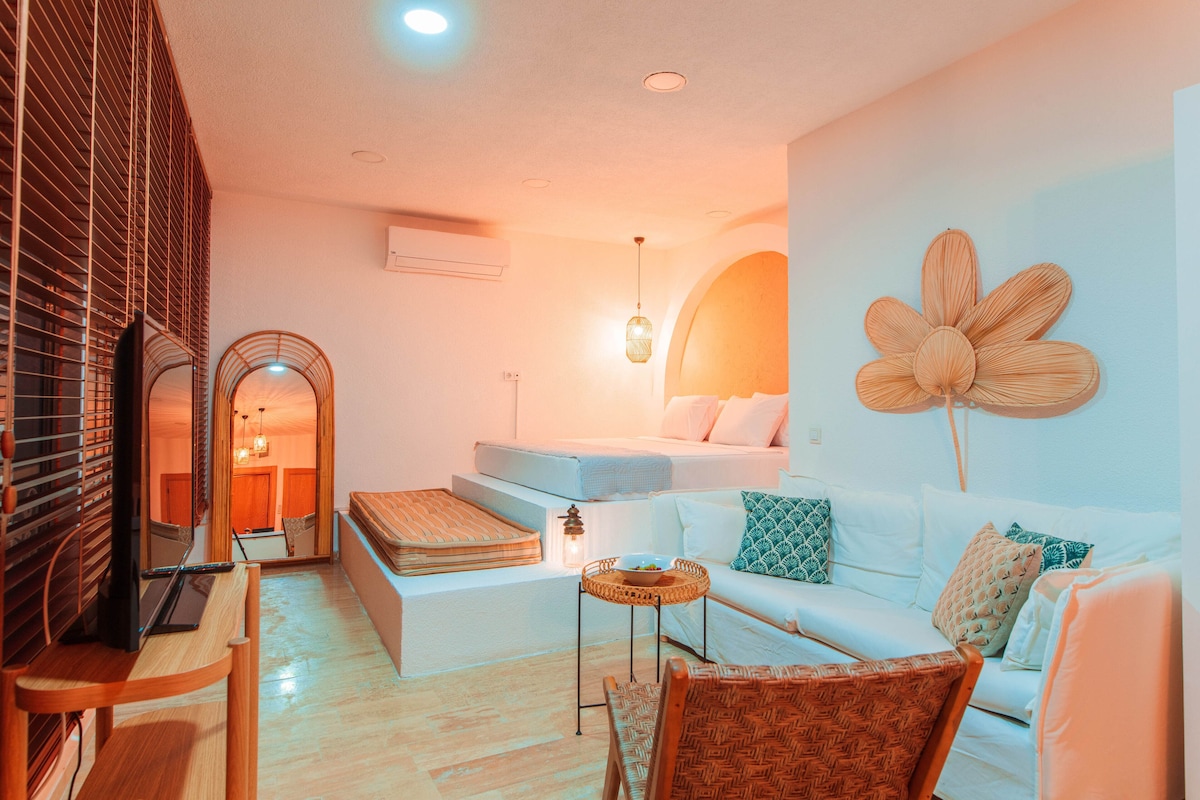 Minibar (free items), WiFi (free), individually decorated, bed sheets