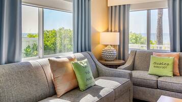 套房, 2 間臥室 | 起居區 | 50-吋電視、有線頻道、 DVD 播放機