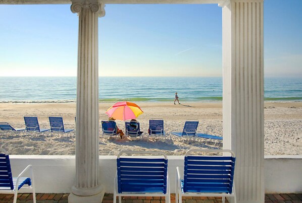 On the beach, white sand, sun-loungers - Via Roma Beach Resort (Bradenton Beach)