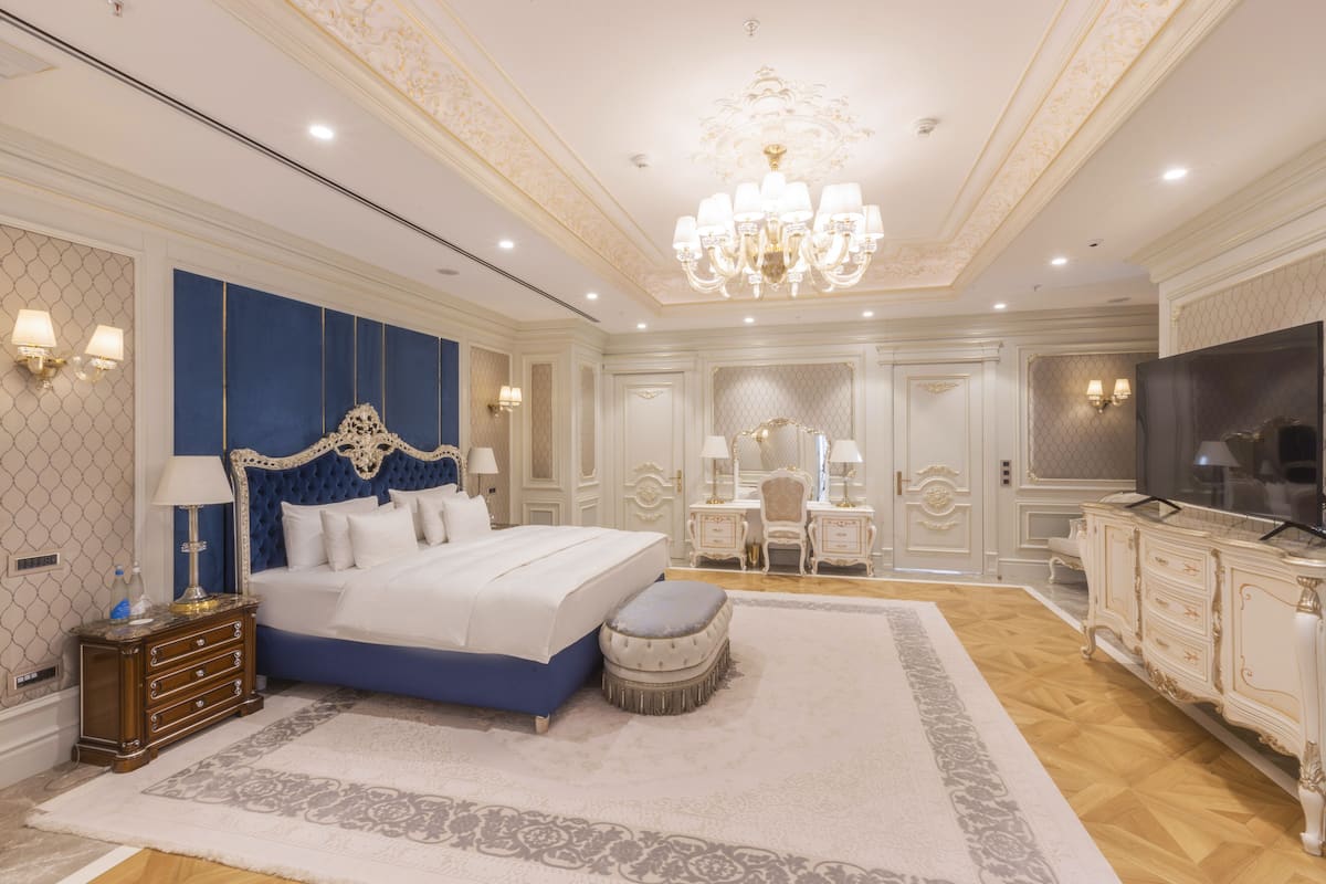 Presidential Suite | Minibar, in-room safe, iron/ironing board, free cribs/infant beds