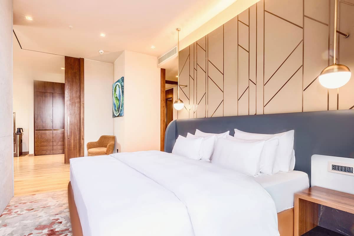 Executive Suite | Minibar, in-room safe, iron/ironing board, free cribs/infant beds