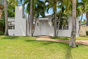 Exterior - Elegant 2 bedroom cottage on intercostal (West Palm Beach)
