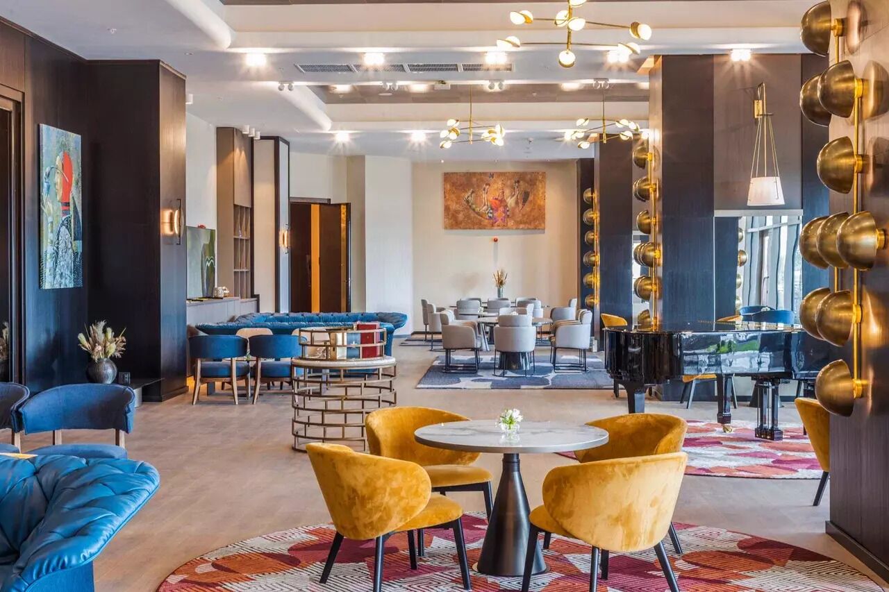 Rooftop bar, al fresco dining, open daily