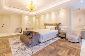 Minibar, in-room safe, desk, laptop workspace - Hilton Samarkand Regency (Samarkand)