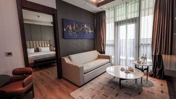 Suite, 1 slaapkamer | Woonruimte | Een 55-inch smart-tv met digitale zenders en vloerwarming