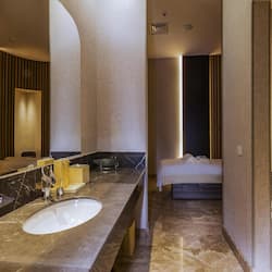 Salas de tratamiento para parejas, una bañera de hidromasaje, baño turco