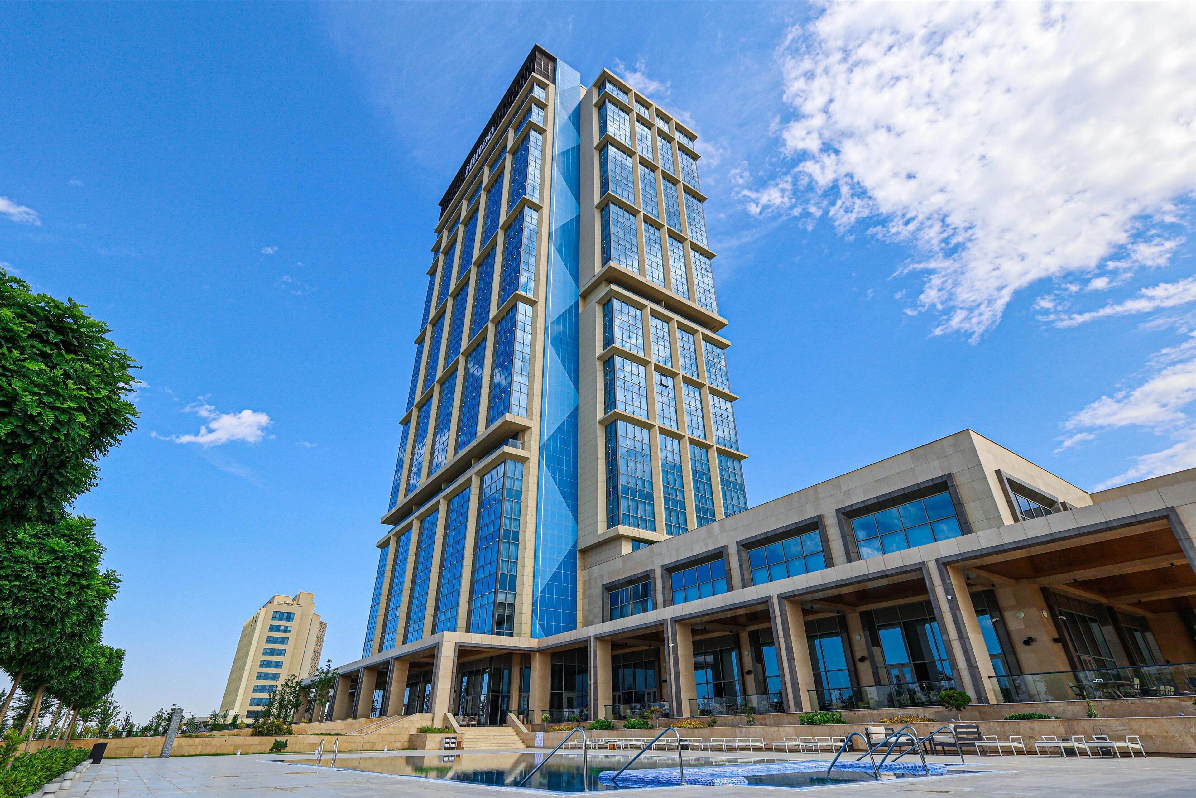 Sisäuima-allas, kauden mukainen ulkouima-allas