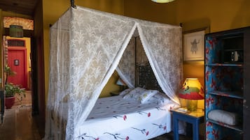 Traditionele kamer | Een minibar, een kluis op de kamer, een bureau, gratis wifi