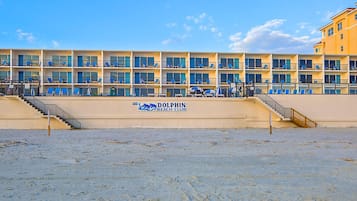Na praia, areia branca