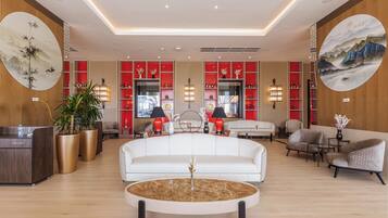 2 bares y bar junto a la piscina