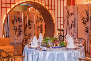 2 restaurants; breakfast, lunch and dinner served 