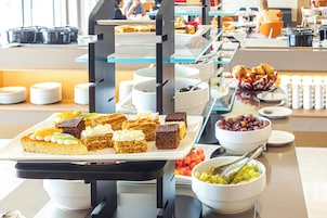 Se ofrece un desayuno bufé todos los días (por un coste adicional)