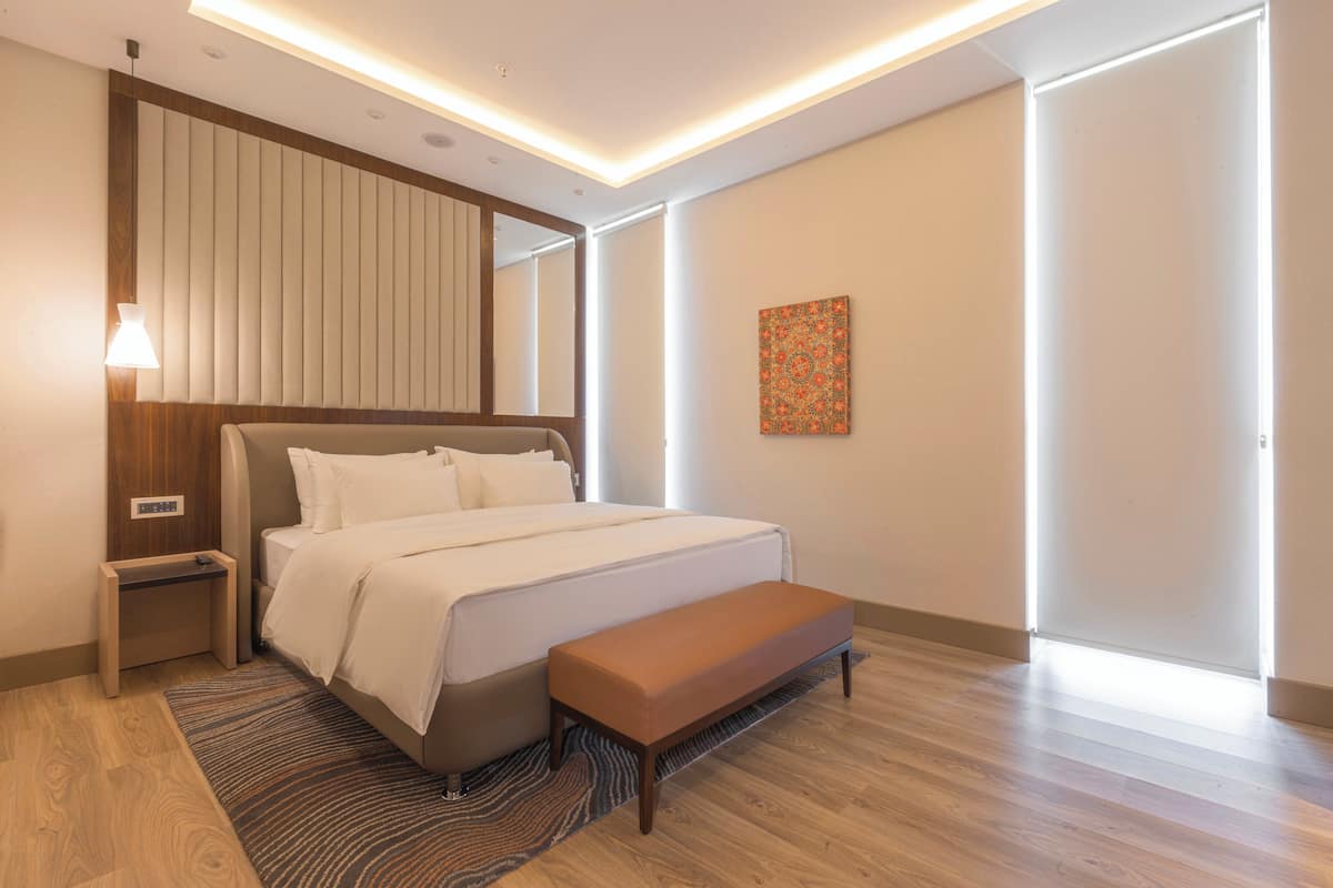 Executive Suite | Minibar, in-room safe, iron/ironing board, cribs (free)