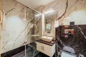 Een bad/douchecombinatie, een regendouche, gratis toiletartikelen