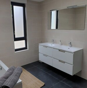 Combined shower/tub, hair dryer, towels, soap - Family apartment 94m2 terrace 60m2 panoramic view (Barr)