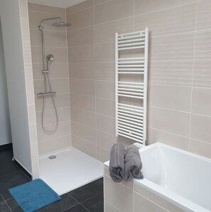 Combined shower/tub, hair dryer, towels, soap - Family apartment 94m2 terrace 60m2 panoramic view (Barr)
