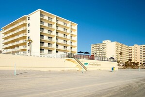 Ubicación a pie de playa y arena blanca