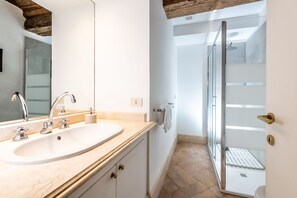 Exclusive Apartment | Bathroom | Shower, hair dryer, bidet, towels - Banchi Apartments - Castel Sant'Angelo (Rome)