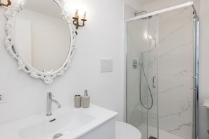 Comfort Apartment | Bathroom