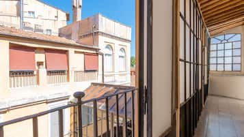 Superior Apartment | Iron/ironing board, free cots/infant beds, free WiFi, bed sheets