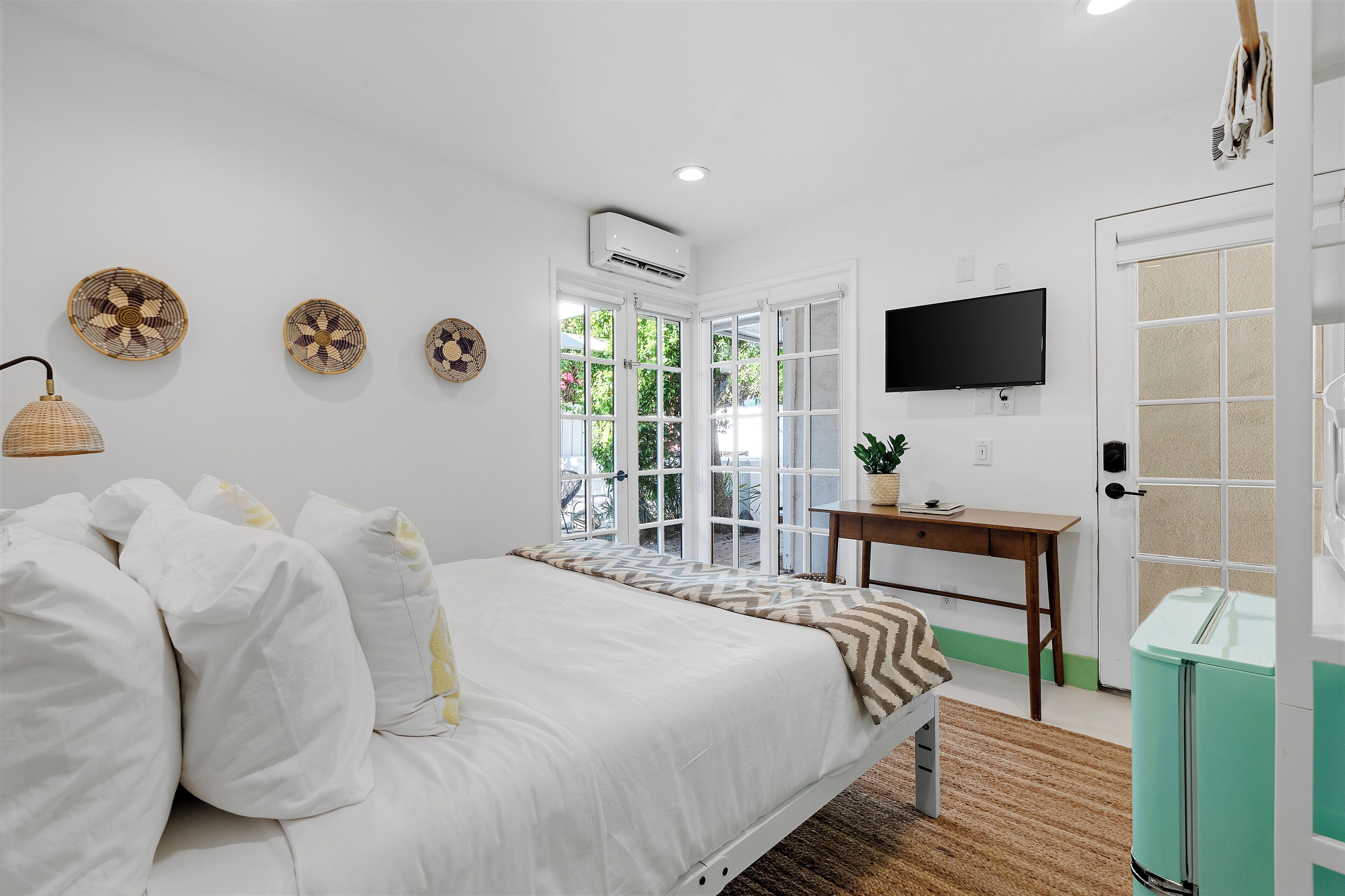 Dazzling PS Poolside Getaway! Prime Location!
