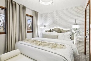 Iron/ironing board, travel cot, WiFi, bed sheets - Valley View Indoor Pool/Hot Tub/Arcade (Hastings)
