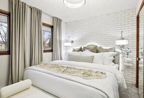 Tabla de planchar con plancha, cuna de viaje, wifi y ropa de cama 