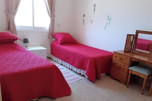 2 kamar tidur, setrika/meja setrika, Wi-Fi gratis, dan seprai linen