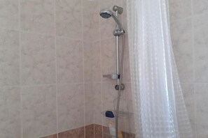 Suihkun ja ammeen yhdistelmä, syvä kylpyamme, hiustenkuivaaja, pyyhkeet