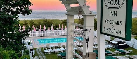 Una piscina al aire libre de temporada, camas de piscina gratis