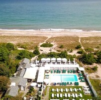 Una piscina al aire libre de temporada, cabañas de piscina gratuitas