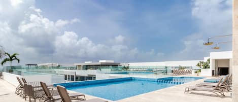 4 outdoor pools