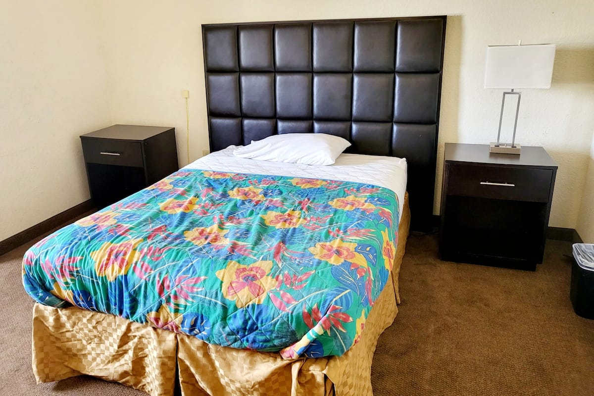 Basic Single Room, 1 Queen Bed | Free WiFi, bed sheets