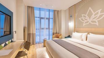 Standard Room with canal view | Minibar, in-room safe, desk, laptop workspace