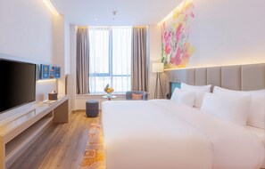 Een minibar, een kluis op de kamer, een bureau, een laptopwerkplek