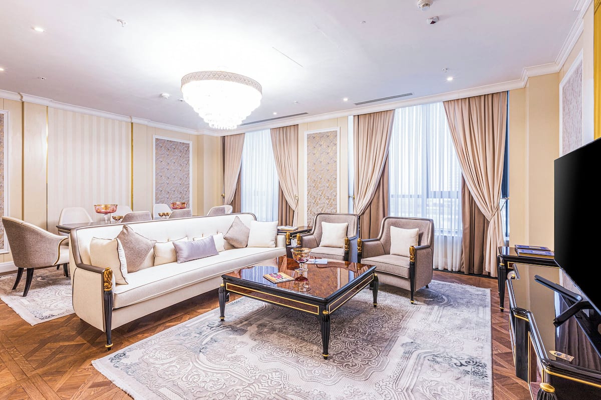 Executive Suite | Minibar, in-room safe, desk, laptop workspace