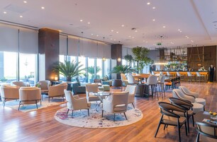 Se ofrece un desayuno bufé (11 USD por persona)