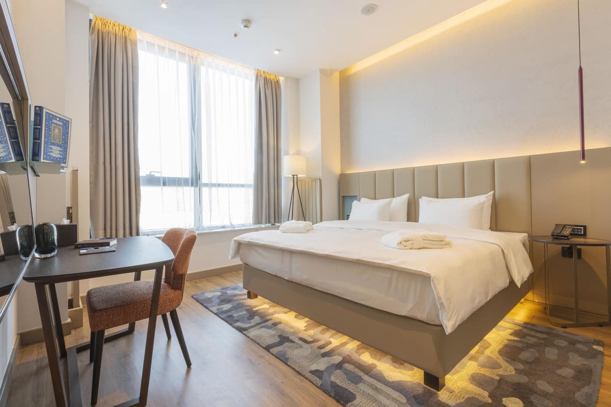 Suite | Minibar, in-room safe, desk, laptop workspace