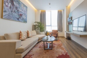 Suite | Een minibar, een kluis op de kamer, een bureau, een laptopwerkplek