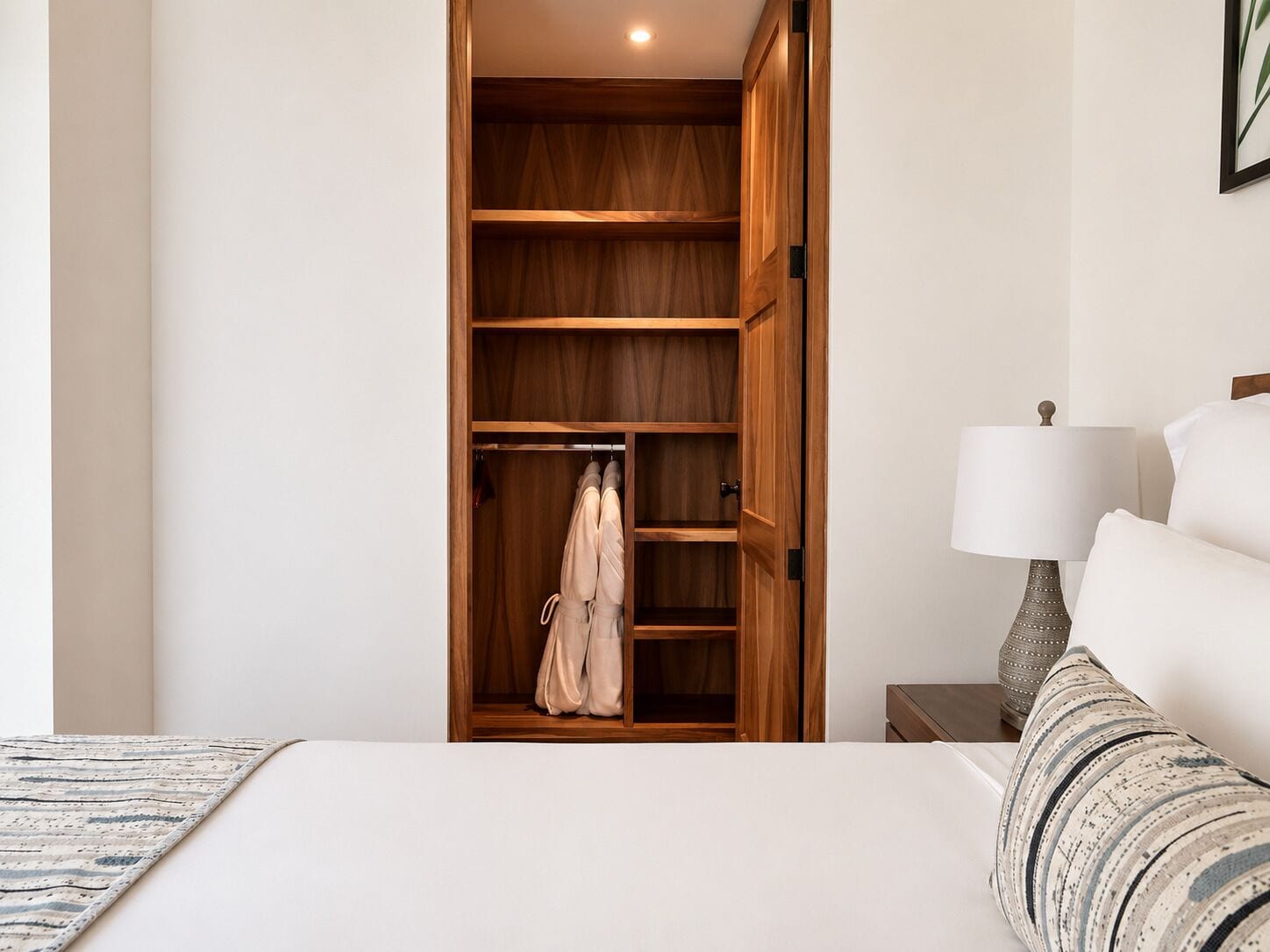 Hochwertige Bettwaren, Daunenbettdecken, Select-Comfort-Betten, Minibar
