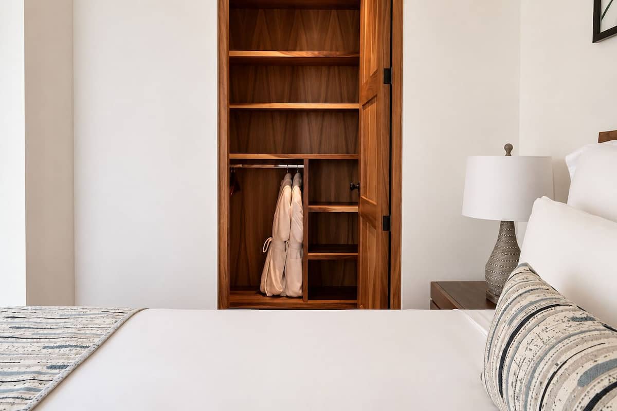 Hochwertige Bettwaren, Daunenbettdecken, Select-Comfort-Betten, Minibar