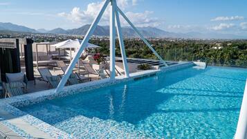 Een buitenzwembad, gratis zwembadcabana's, parasols voor strand/zwembad