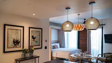 Two Bedroom Residences Full Kitchen | Cocina privada | Refrigerador, microondas, parrilla de estufa y cafetera y tetera