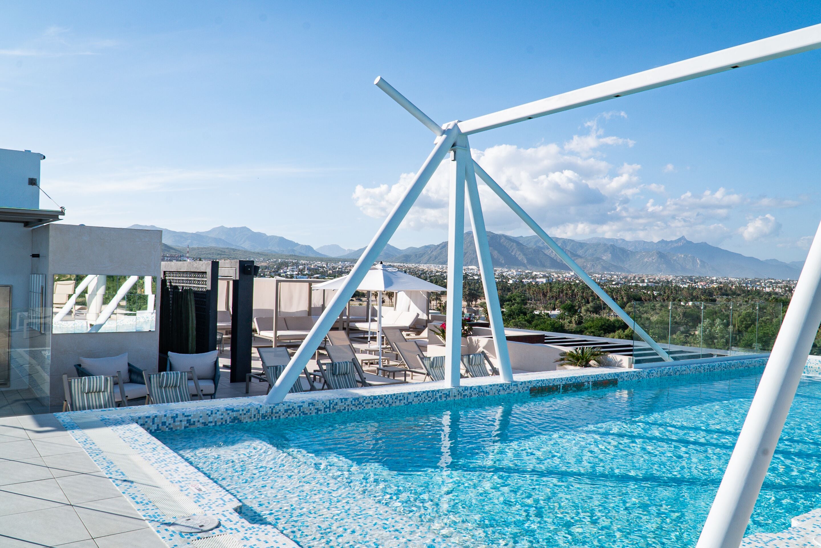 Una piscina al aire libre, camas de piscina gratis, sombrillas