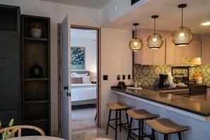 Two Bedroom Residences Full Kitchen | 거실 공간 | 디지털 채널 시청이 가능한 43인치 LED TV, 개봉 영화, 유료 영화