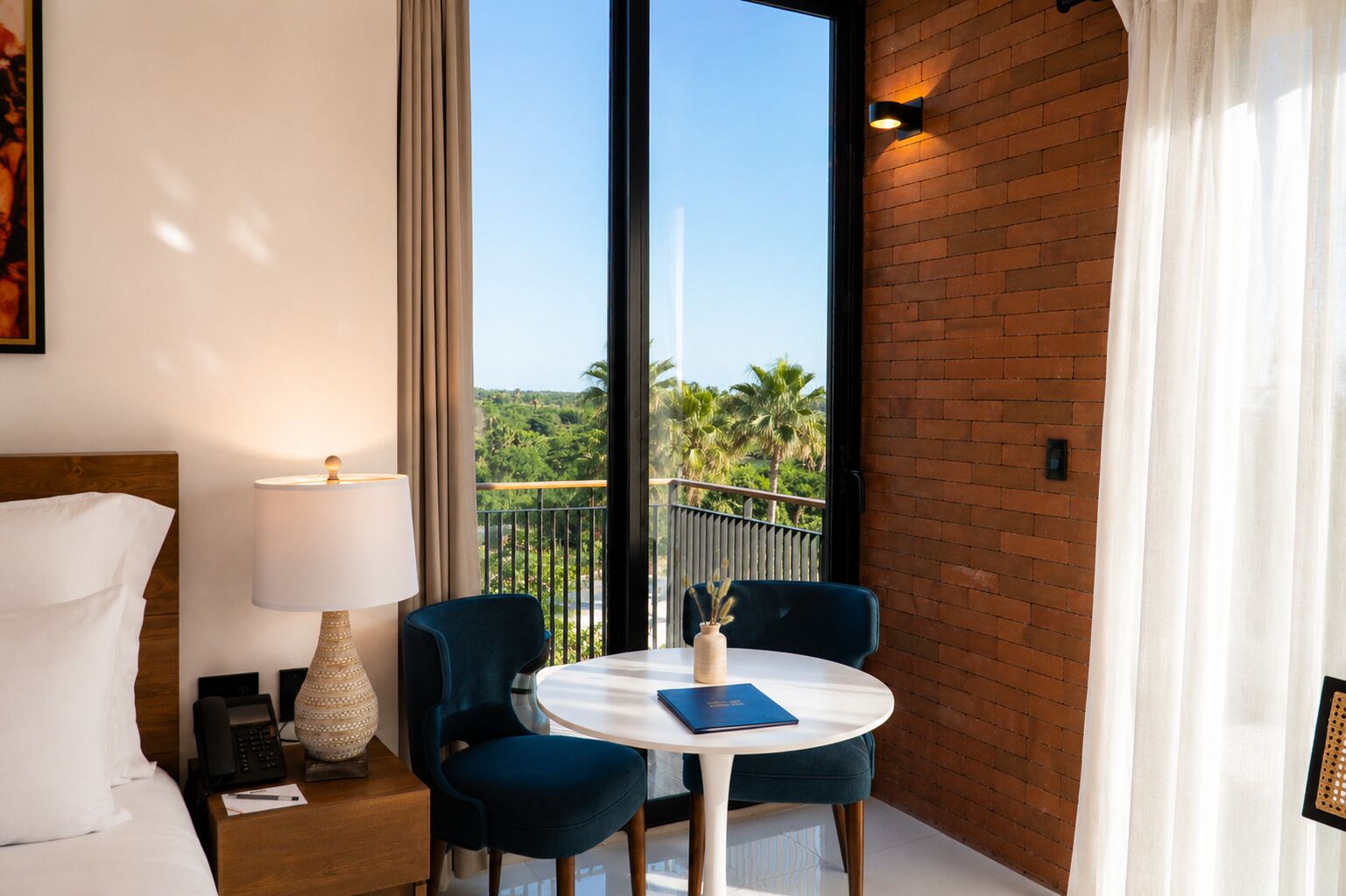 BALCONY STUDIO KING | Hochwertige Bettwaren, Daunenbettdecken, Select-Comfort-Betten, Minibar