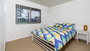 2 bedrooms, iron/ironing board, WiFi