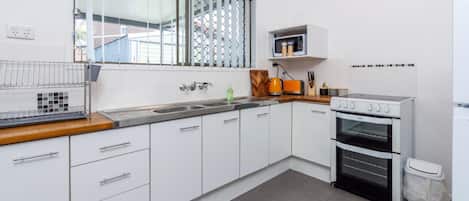 Een koelkast, een magnetron, een oven, een kookplaat